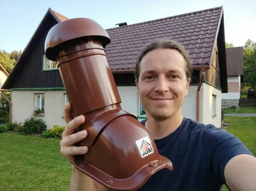 Spokojený zákazník drží v ruce výrobek značky JOKL